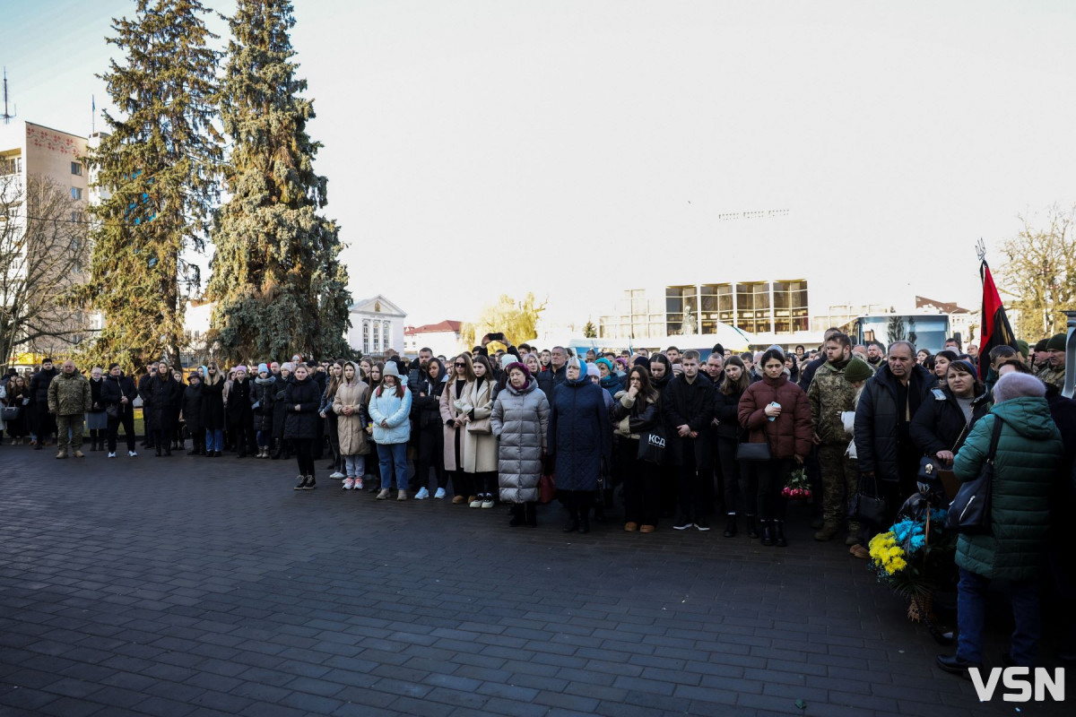 Пішов у бій, як справжній командир: прощання з Героєм у Луцьку. Фото