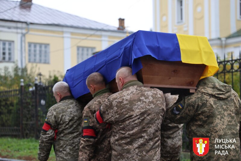 Осиротіла 3-річна донечка: у Луцьку попрощалися з Героєм Артемом Тютюнником