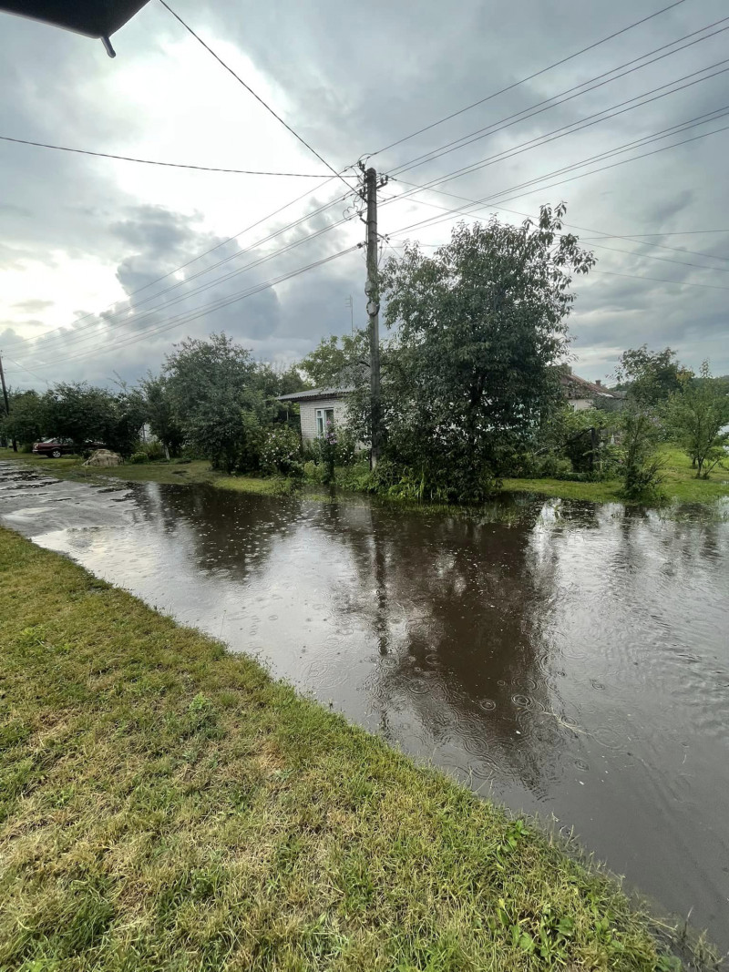 Затопило не лише Луцьк: у Ківерцях люди не можуть вийти на вулицю через озера на дорогах
