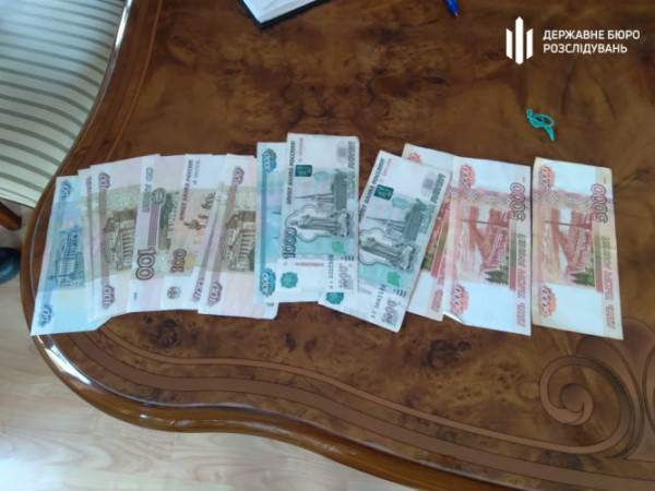 У родичів нардепів Медведчука та Козака проходять обшуки, вилучили понад 100 тисяч доларів та рублі
