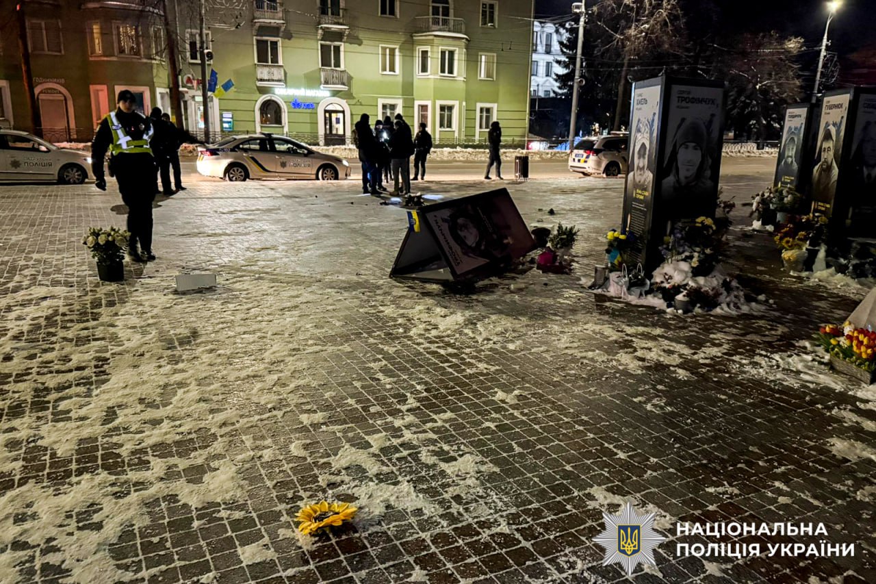 У Рівному жінка повалила портрети загиблих воїнів