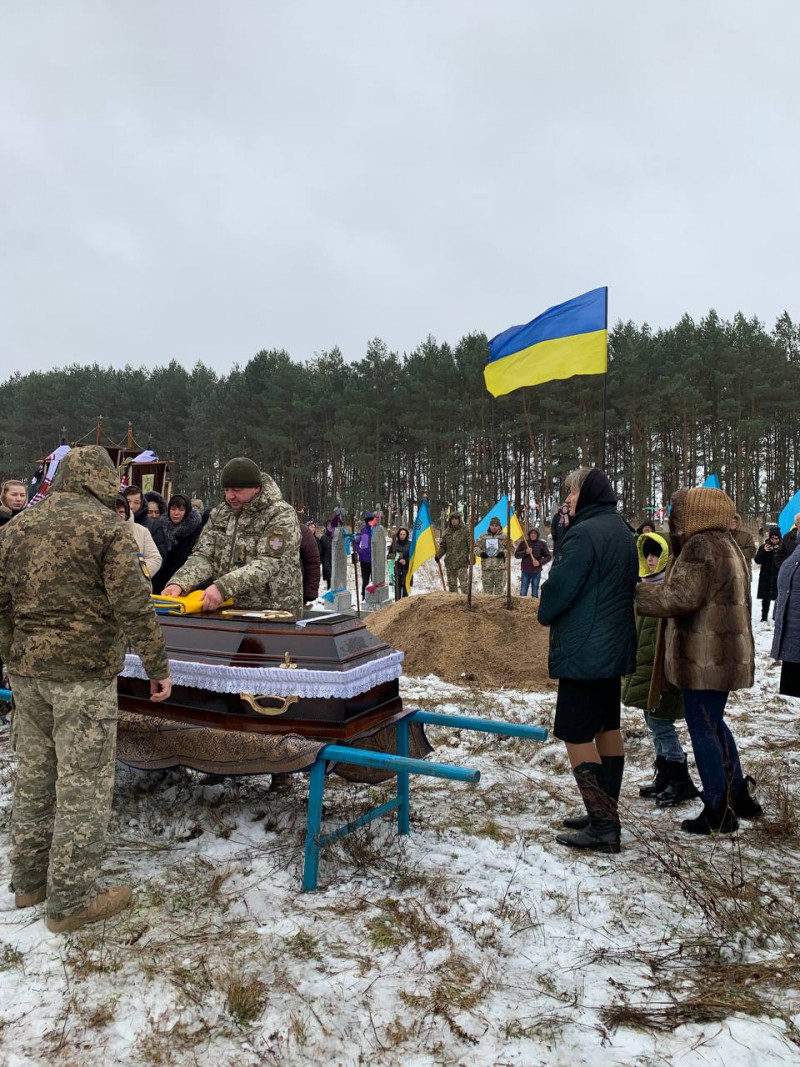 З травня вважався безвісти зниклим: на Волині поховали Героя Василя Саливончика. Фото