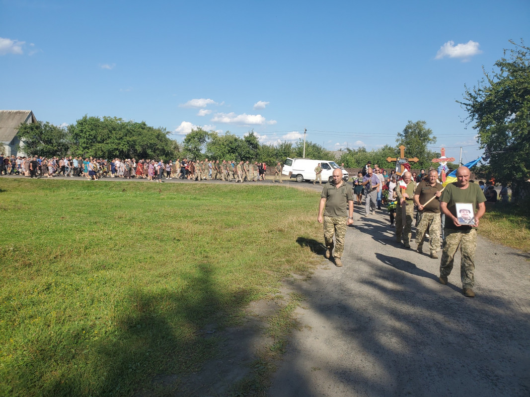 Залишився син і однорічна донечка: на Волині попрощалися з молодим Героєм Михайлом Деркачем