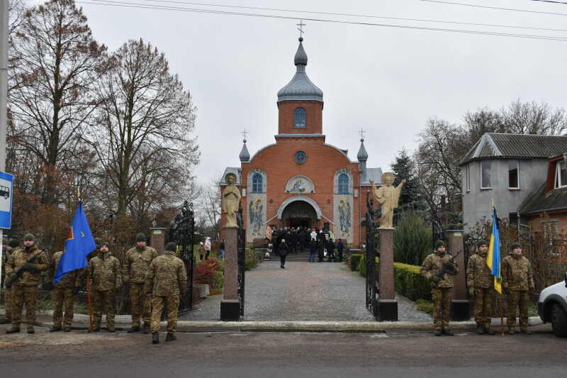 Поліг у бою 10 місяців тому: у Луцькій громаді попрощалися з 22-річним Героєм Романом Завірюхою