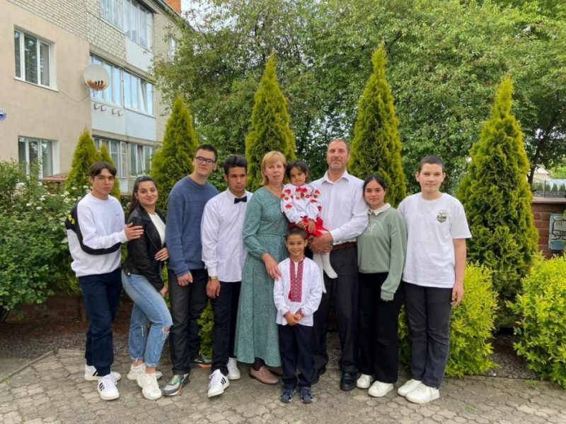 Сім’я Сасів з Волині поєднує виховання дітей із допомогою захисникам і постраждалим від війни