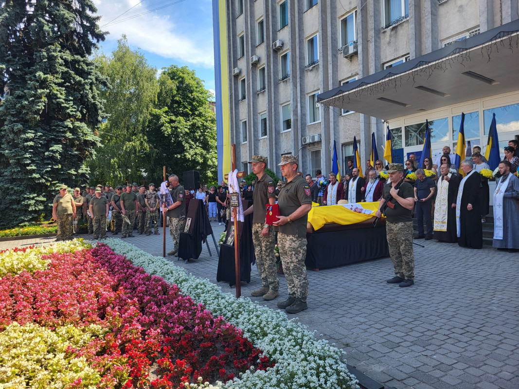 Навіки 30 і 38: на Волині в останню путь провели молодих Героїв, життя яких забрала війна