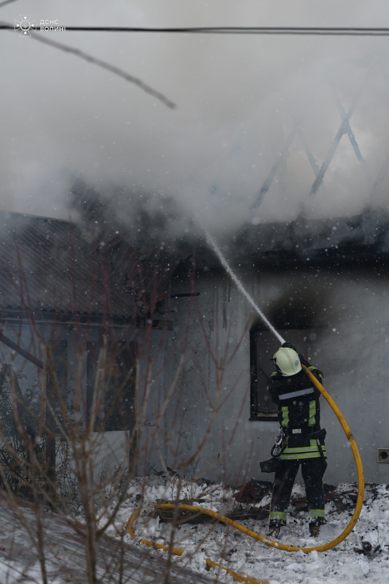 На Волині полум’я з хліва ледь не знищило житловий будинок
