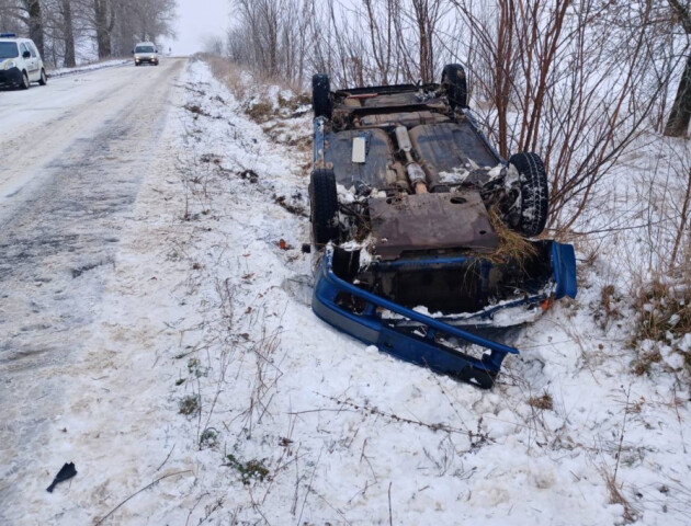 Не впорався з керуванням: на Волині через ожеледицю авто злетіло з дороги