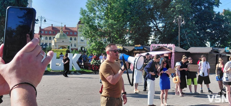 «Міняйте полонених, а не Федорова!»: лучани вийшли на протест проти кадрових ігор влади