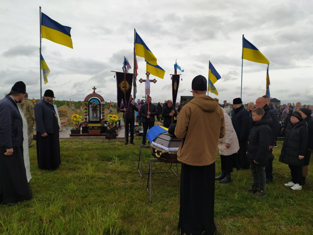 Навіть небо плакало за своїм Героєм: на Волині в останню дорогу провели загиблого Миколу Гапонюка