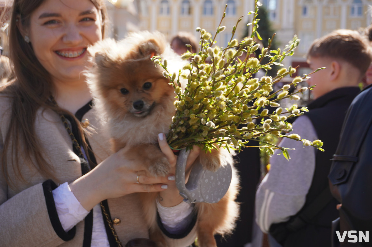 Сотні вірян прийшли освячувати вербу у головний собор Луцька. Фоторепортаж