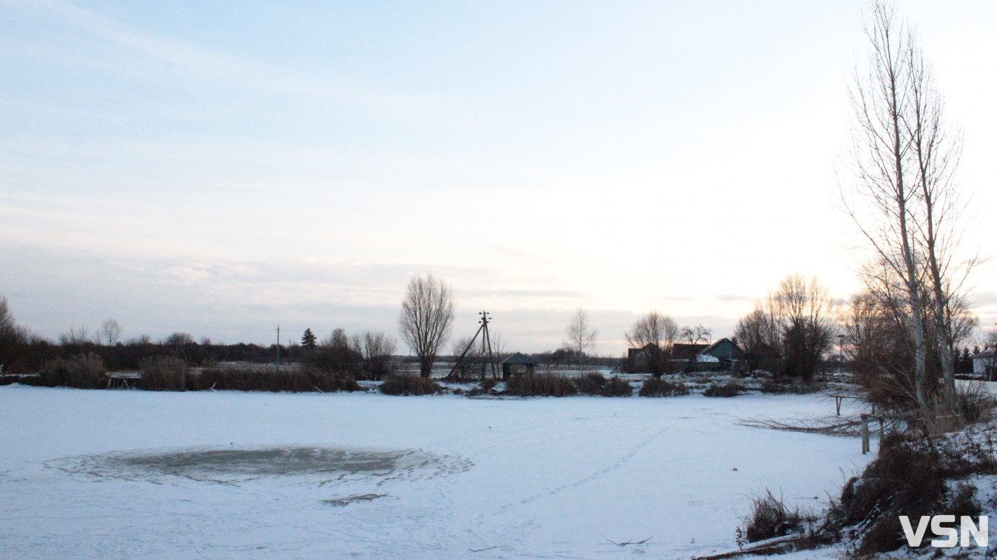 Крига 10 сантиметрів та жерлиці на щуку: фоторепортаж із зимового ставка у селі на Волині