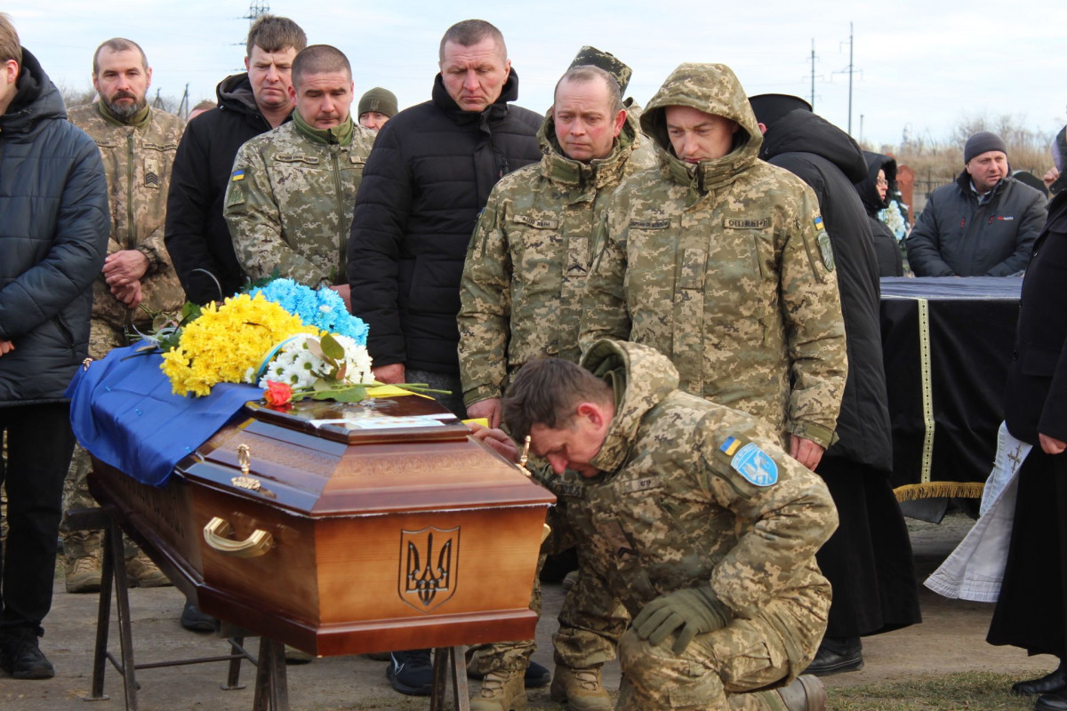 Весільний коровай розділили на кладовищі: на Волині попрощались з Героєм Павлом Бурцем