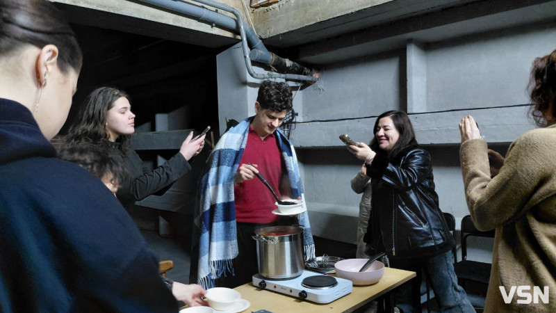 Говорити про війну під час війни — це сповідь: у Луцьку відбувся передпоказ вистави-імпровізації «Червоний борщ»