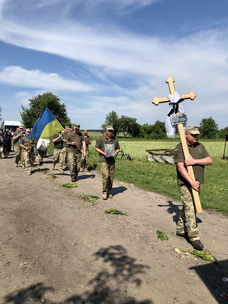 Повертався на фронт після поранень: на Волині прощались із Героєм Ігорем Тарасюком