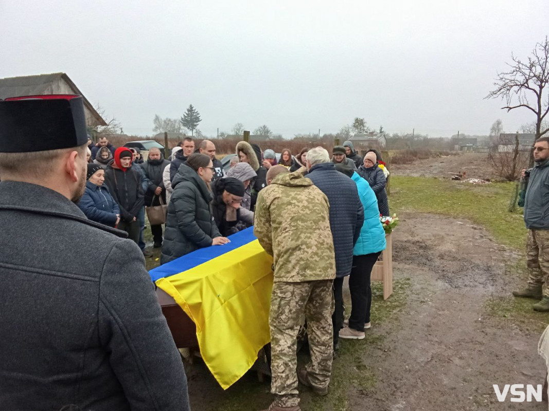 «Боронив країну у найгарячіших точках фронту»: на Волині в останню путь провели 25-річного Героя Віктора Сохацького