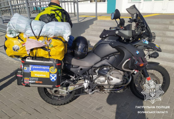 Підтримка, яка вражає: іспанець на своєму мотоциклі привіз на Волинь медикаменти