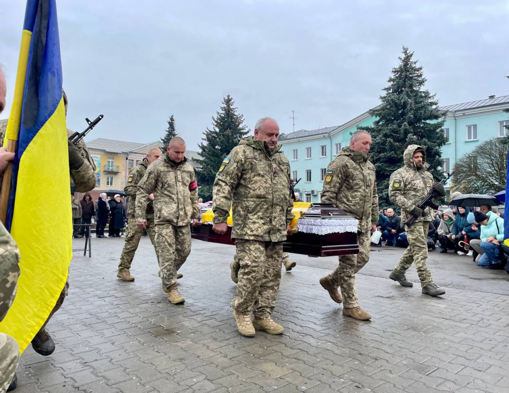 Загинув у бою півтора року тому: на Волині попрощались із Героєм України Костянтином Мрочком