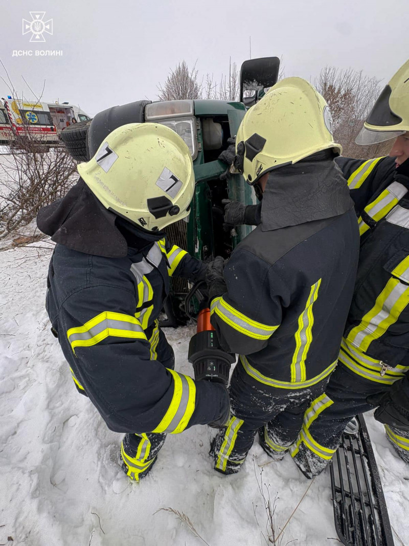 Жахлива ДТП на Волині: з понівеченого автомобіля врятували шістьох людей