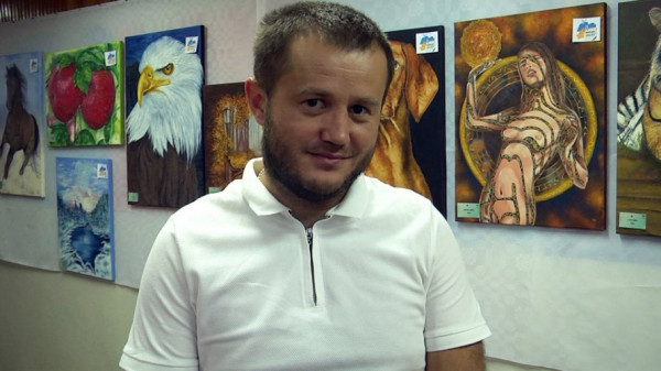 У Луцьку художник з Донеччини продає свої картини, аби допомогти ЗСУ