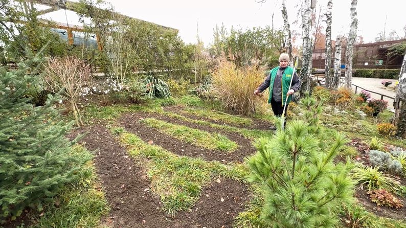 «Поки є здоров’я — треба робити»: 70-річна жінка озеленює Луцький зоопарк