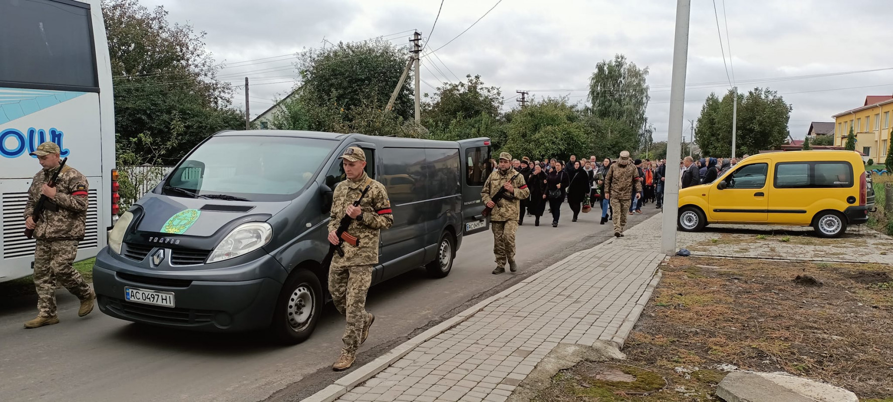 Лишилися дружина, три дочки та два сини: на Волині попрощались із Героєм Сергієм Климчуком