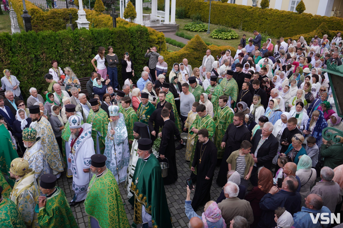 Хресна хода і спільна молитва: як минула літургія за участі Епіфанія у Луцьку. Фоторепортаж