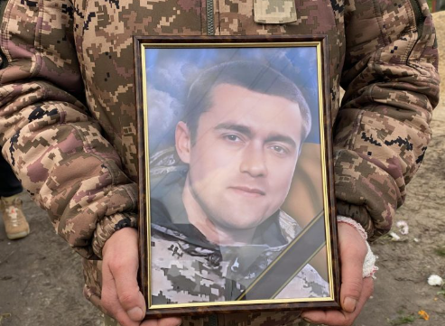 Тримав небо над Україною: на Волині попрощалися з Героєм Петром Поліщуком