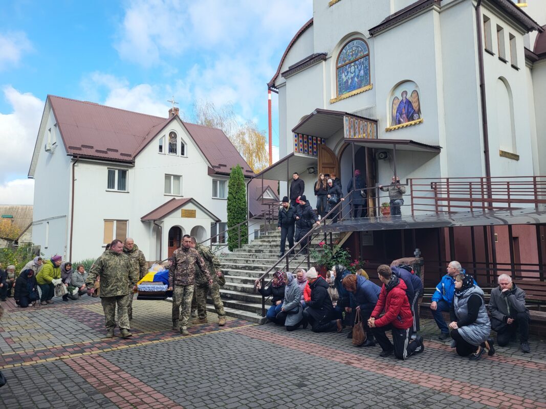 Загинув, рятуючи побратима: на Волині поховали сапера Віктора Савчука, який загинув на Курщині