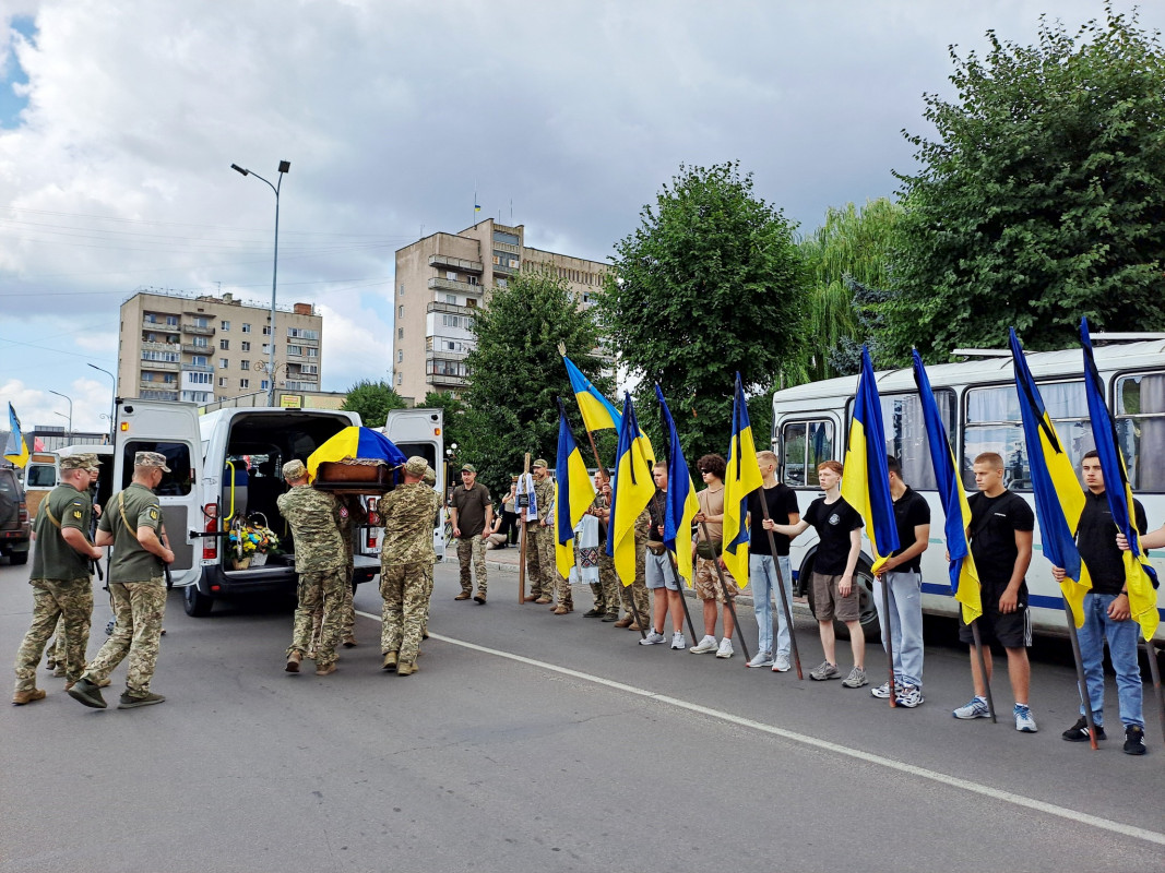 «Мамуль, не переживай, у медиків найменше шансів загинути на війні»: на Волині попрощались з Героєм Віталієм Кухарчуком