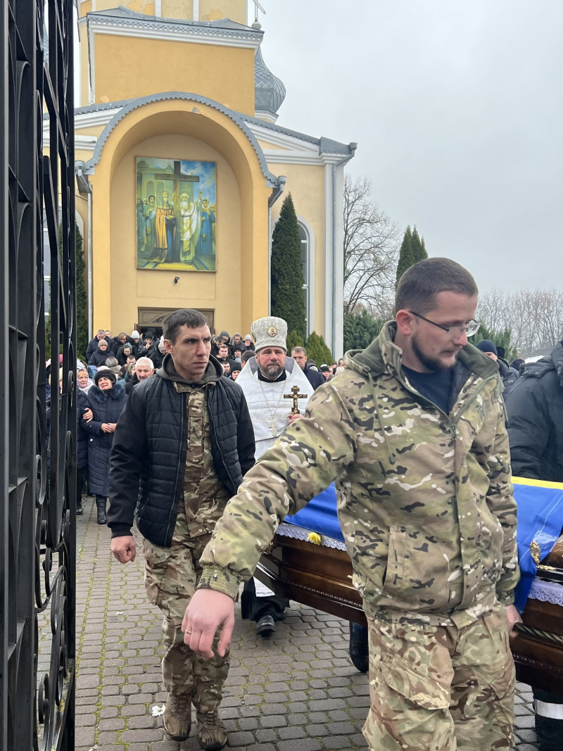 Раніше був вівтарником храму: на Волині всім селом прощалися з Героєм Іваном Осіпчуком. Фото