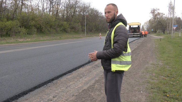 На Волині латають розбиті після зими дороги: де вже працює техніка