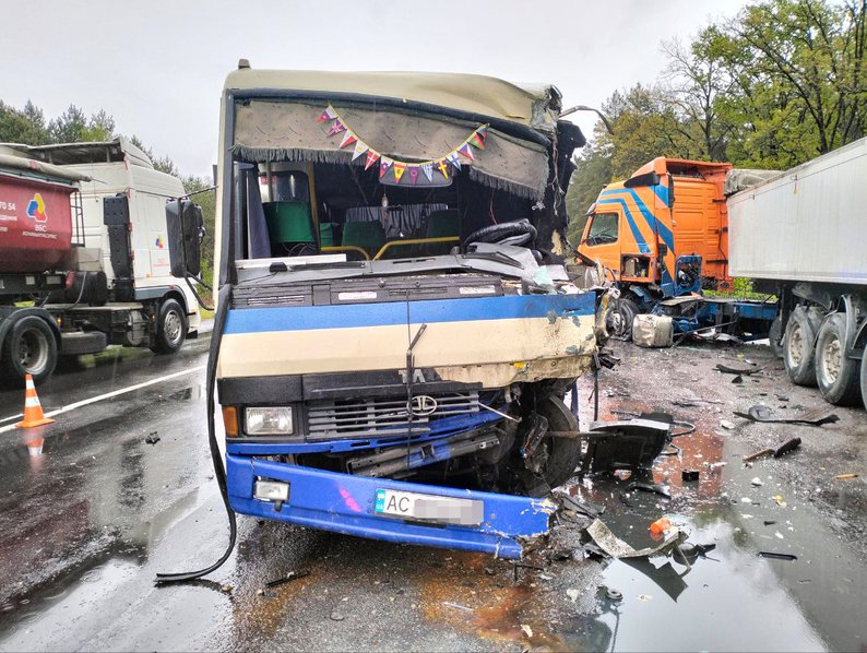 На Волині зіткнулися рейсовий автобус і вантажівка: відомо про 5 постраждалих