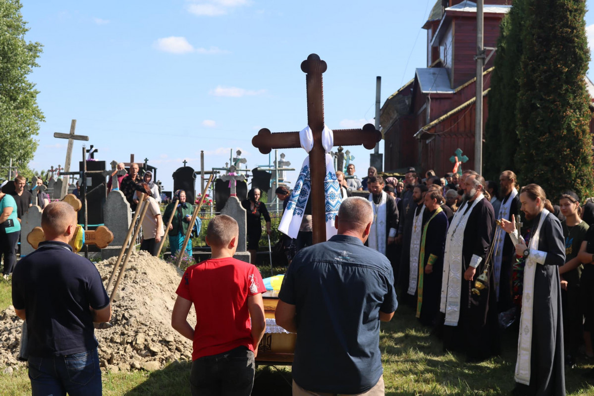 Загинув через місяць після дня народження: у Луцькому районі попрощались із полеглим Героєм Олегом Карпюком