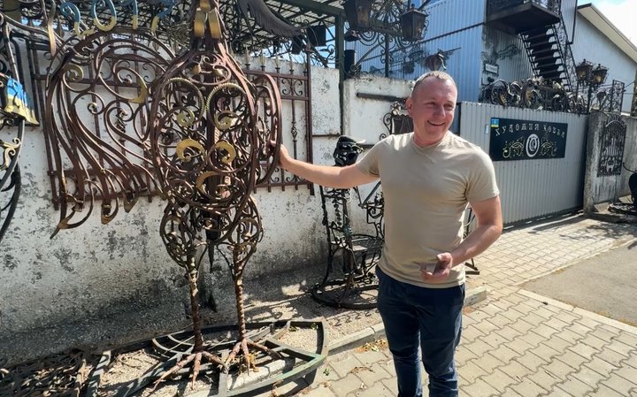 Ремесло успадкував від діда та прадіда: лучанин працює ковалем понад 20 років