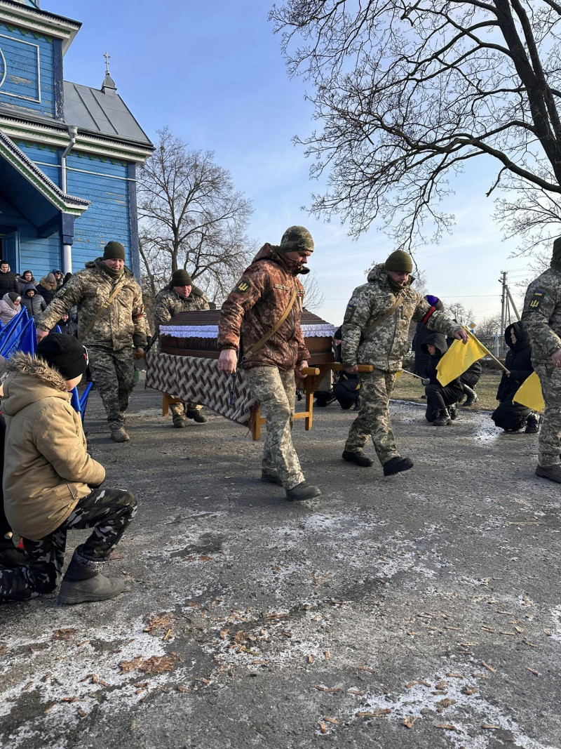 Отримав тяжке поранення біля Бахмута: на Волині всім селом прощалися з Героєм Миколою Назарчуком. Фото