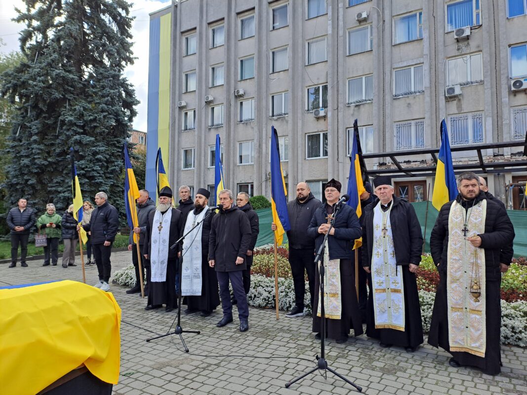 Ще один синьо-жовтий стяг злетів над могилою Героя: на Волині попрощалися із Сергієм Панасюком