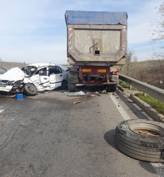 Авто перетворилося на купу брухту: в Одеській області автомобіль зіткнувся з вантажівкою. Фото