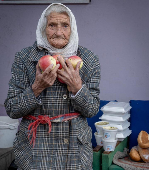 Пережила Другу світову війну і окупацію рашистів: 92-річна бабуся зустрічала ЗСУ яблуками