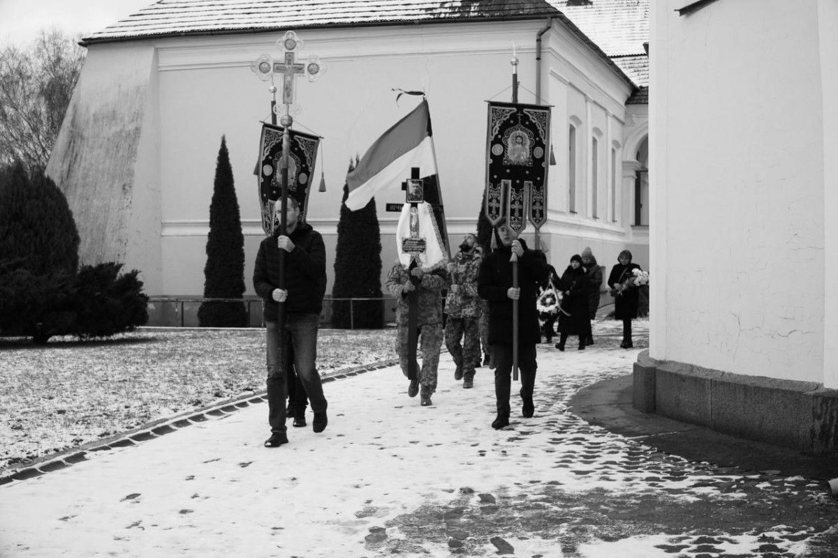 Поруч з домовиною – весільний коровай: волиняни попрощались з Героєм, який понад рік вважався зниклим безвісти