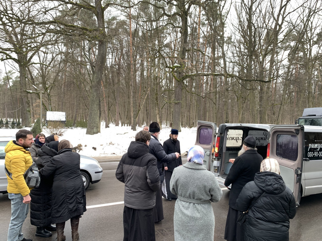 Останній пост прикордонника: жителі громади на Волині на колінах в останню дорогу провели Героя Павла Маєвського