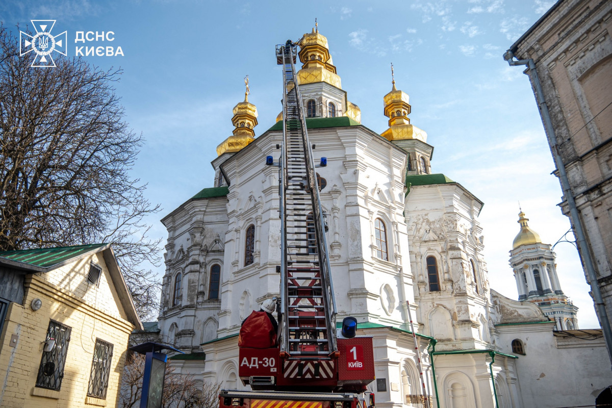 У Києво-Печерській лаврі обвалився хрест: рятувальники провели демонтаж