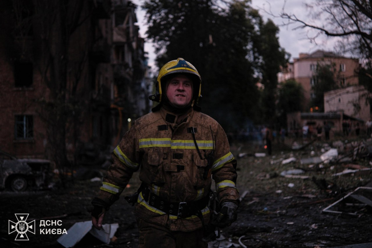 Пекельна ніч у Києві: ДСНС показала, як рятувальники борються з наслідками удару РФ