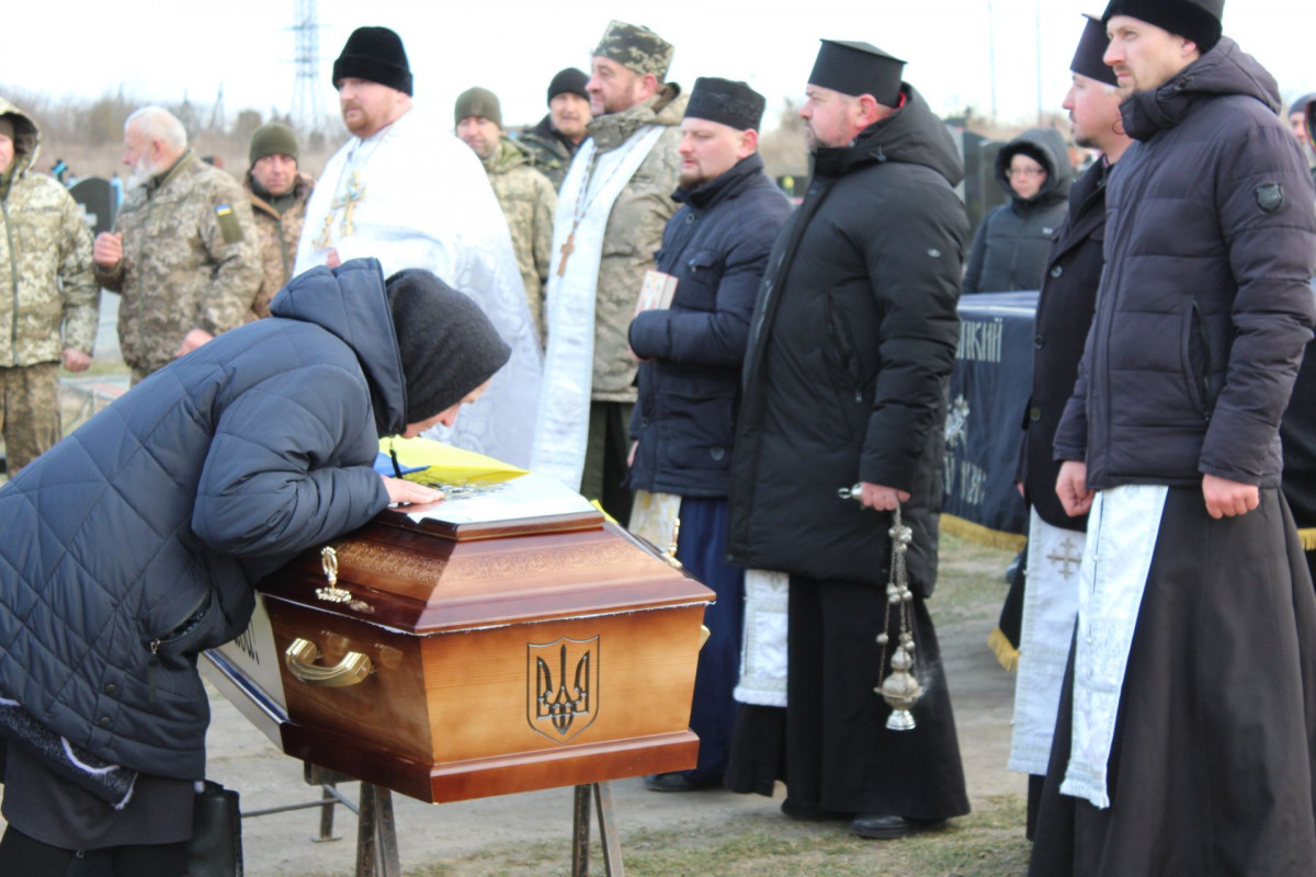 Весільний коровай розділили на кладовищі: на Волині попрощались з Героєм Павлом Бурцем