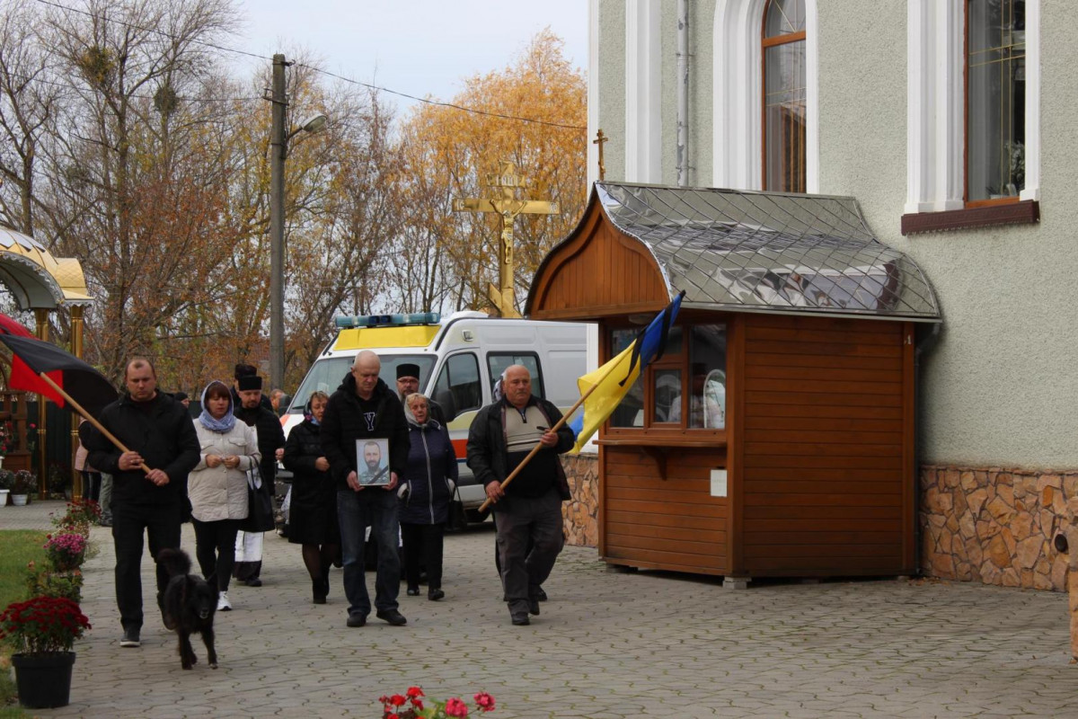 Маленький син ніколи більше не побачить тата: на Волині попрощалися з Героєм Миколою Мясковським