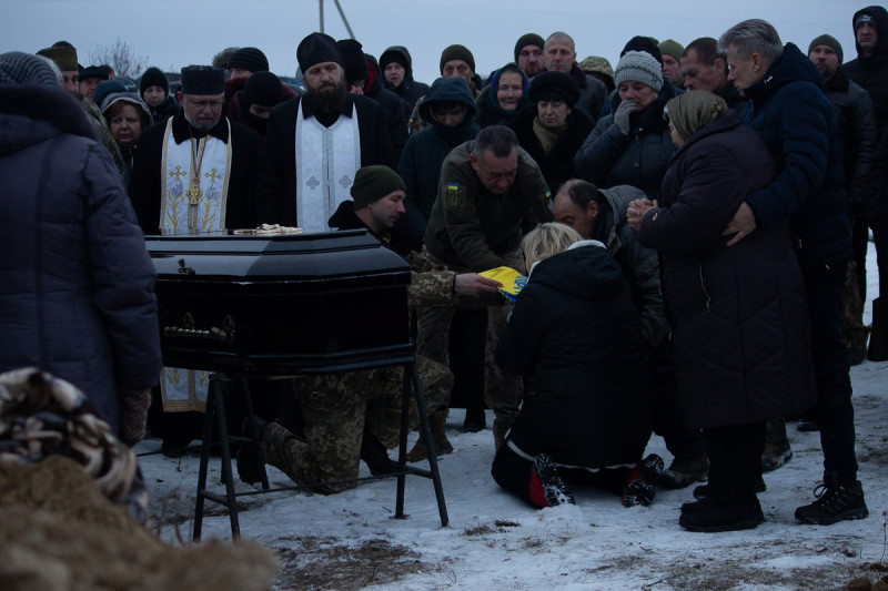 «Триматиме стрій у небесах, які дуже любив»: на Волині сотні людей прийшли на похорон офіцера Руслана Євчука