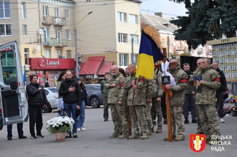Осиротів маленький син: у Луцьку провели в останню дорогу 31-річного Олександра Лаконцева