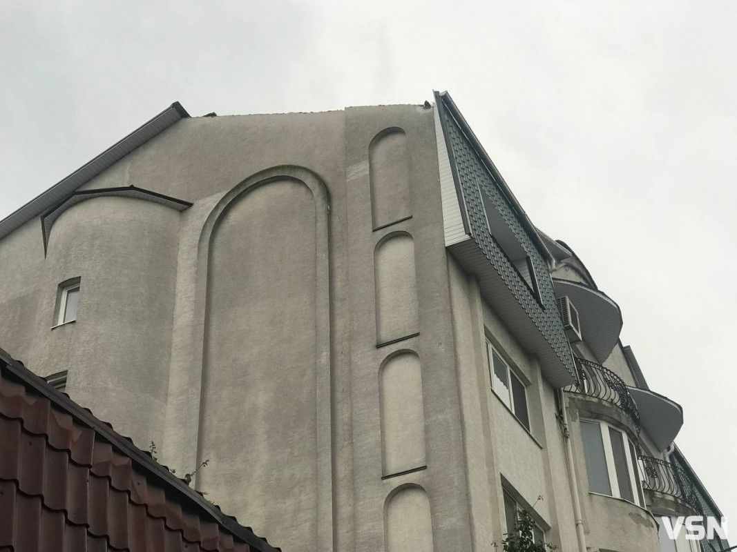 У центрі Луцька під час грози зірвало дах з багатоповерхівки