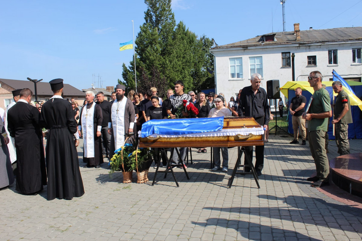 Весільний коровай розділили на цвинтарі: на Волині попрощались із Героєм Едуардом Вовчуком