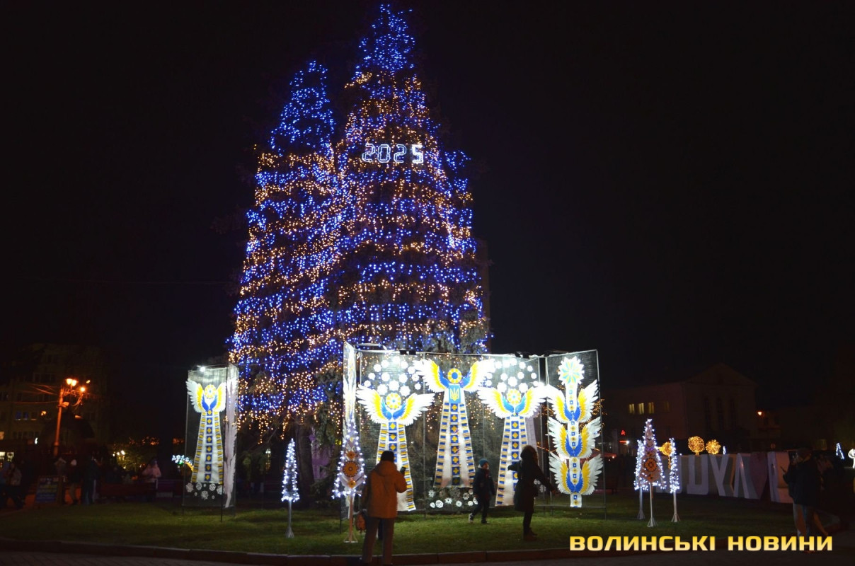 У Луцьку на Театральному майдані засвітили новорічні ялинки